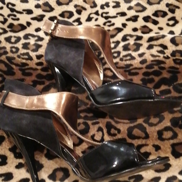 Black ladies heels - Picture 2 of 3